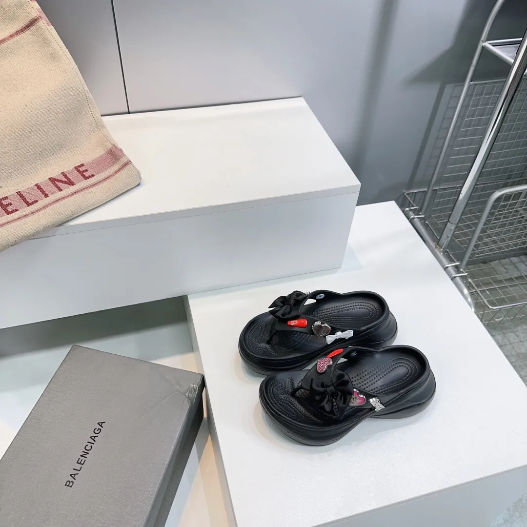 👟👟Ex-factory price 440👟👟 Top quality🔥Balenciaga 25 spring and summer latest thick-soled rubber jelly shoes flip-flops! 25 new spring dark horse items, fashion bloggers at home and abroad have put on foot shows, popular on social platforms at home and abroad, fashionistas must buy, various Parisian elements hardware buckle DIY, highly brand recognition All hardware is re-engraved and made with heavy gold molds Ingenious craftsmanship, accurately restoring every detail Original open-mold EVA rubber and plastic one-piece outsole Super light on the foot, a proper height-increasing artifact with an outsole height of 6cm Original full set of packaging Code number: 35-42 (40, 41, 42 are non-refundable) with original packaging